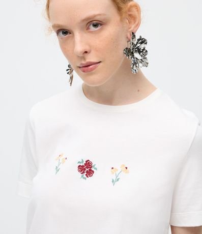 Remera con Bordado de Flores 3