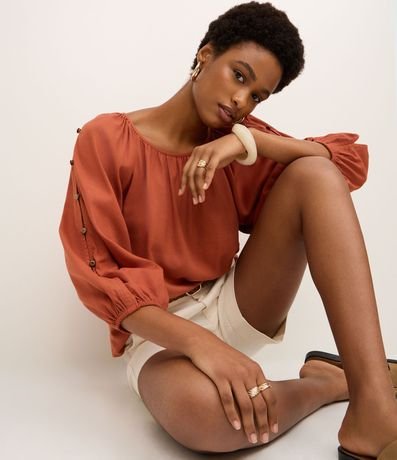 Blusa en Viscolino con Botones en las Mangas Abullonadas 6