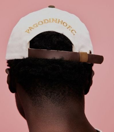 Gorra Aba Curva con Lettering Zeca Pagode