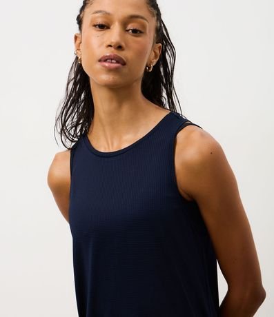Musculosa Deportiva en Microfibra Texturizada y Bajo Redondeado 3