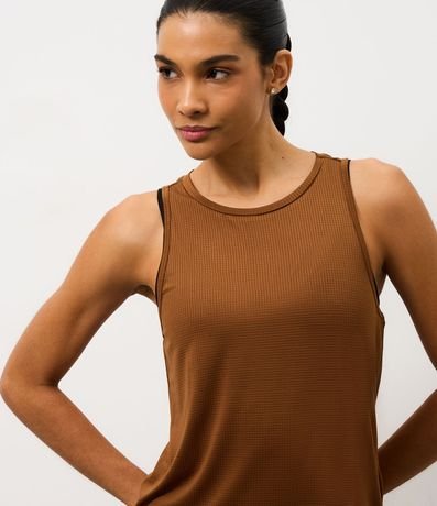 Musculosa Deportiva en Microfibra Texturizada y Bajo Redondeado 3