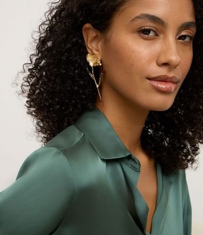 Caravana Mediana Media Flor Asimétrica Metalizada