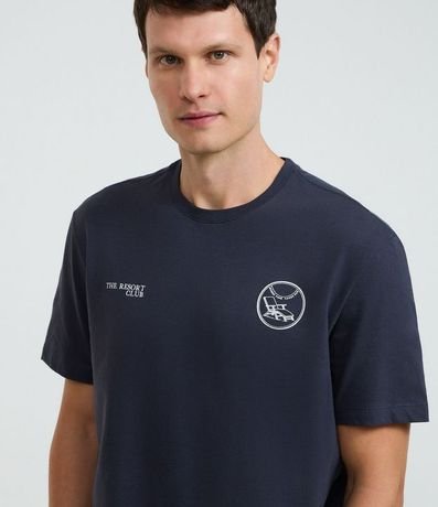 Remera en Algodón con Estampa Localizada Resort Club Silla de Playa 4