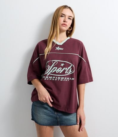 Remera Boxy con Estampado Sports y Detalles en las Mangas