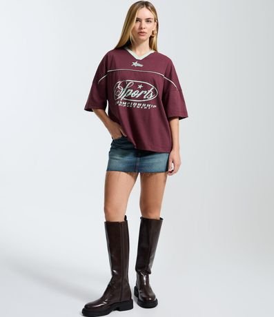 Remera Boxy con Estampado Sports y Detalles en las Mangas 2