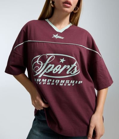 Remera Boxy con Estampado Sports y Detalles en las Mangas 3