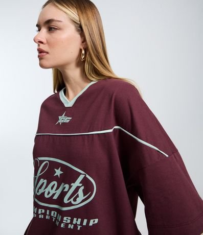 Remera Boxy con Estampado Sports y Detalles en las Mangas 4