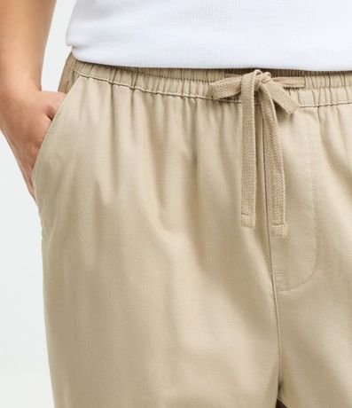 Pantalón Sarga Lisa con Cintura Elástica y Lazo Modelo Relaxed 3