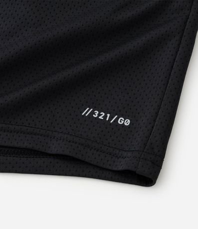 Bermuda Lisa en Microfibra con Textura de Perforaciones 12