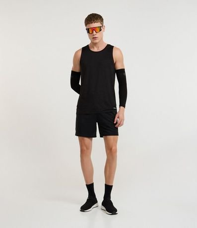 Bermuda Lisa en Microfibra con Textura de Perforaciones