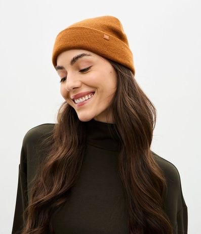 Gorro de Punto con Borde Plegado y Etiqueta Aplicada