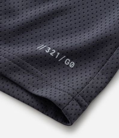 Bermuda Lisa en Microfibra con Textura de Perforaciones 10