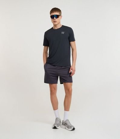 Bermuda Lisa en Microfibra con Textura de Perforaciones