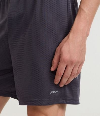 Bermuda Lisa en Microfibra con Textura de Perforaciones 5