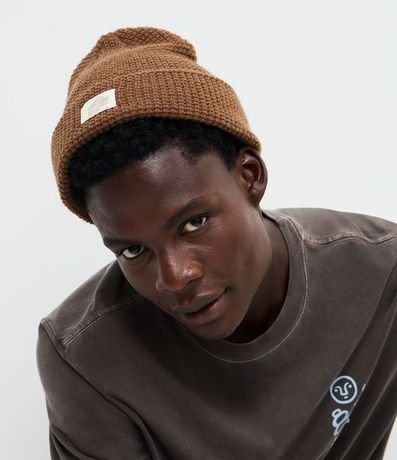 Gorro en Punto Texturizado con Dobra y Etiqueta