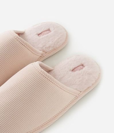 Pantufla Abierta Texturizada con Pelitos 3