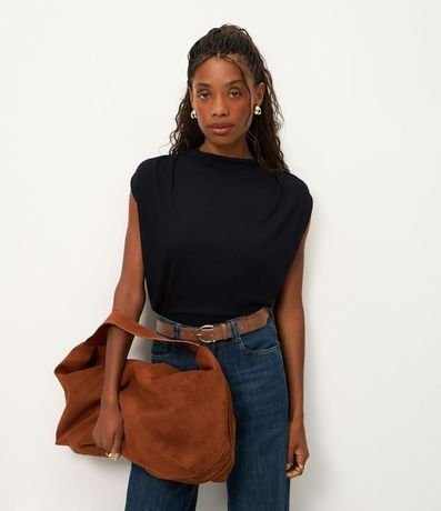 Blusa con Fruncido en el Hombro y Cuello Alto