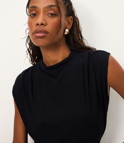 Blusa con Fruncido en el Hombro y Cuello Alto 3