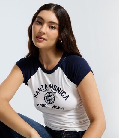 Remera College con Manga Contrastante y Estampa de Santa Monica
