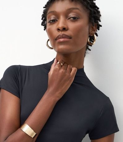 Vestido Tubito Básico con Cuello Alto y Encaje Trasero 3