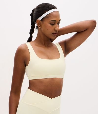 Top Deportivo en Microfibra con Abertura en V y Copa