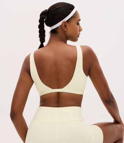 Top Deportivo en Microfibra con Abertura en V y Copa 3