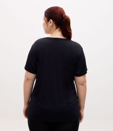 Remera Deportiva Regular con Tecnologia Dry y Estampado Lettering