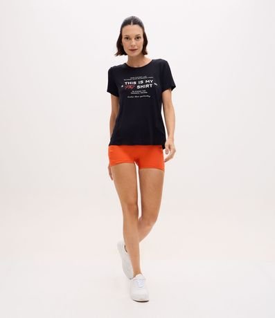 Remera Deportiva Regular con Tecnologia Dry y Estampado Lettering
