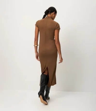 Vestido Tubito Básico con Cuello Alto y Encaje Trasero 4