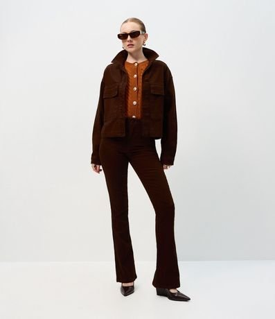 Pantalón Boot Cut Acanalada en Sarga con Botón Forrado 1