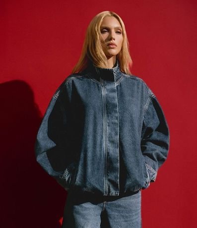 Campera Bomber en Jeans con Cuello Alto Estructurado