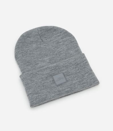 Gorro en Efecto Punto Liso con Etiqueta Gomosa