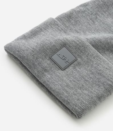Gorro en Efecto Punto Liso con Etiqueta Gomosa 2