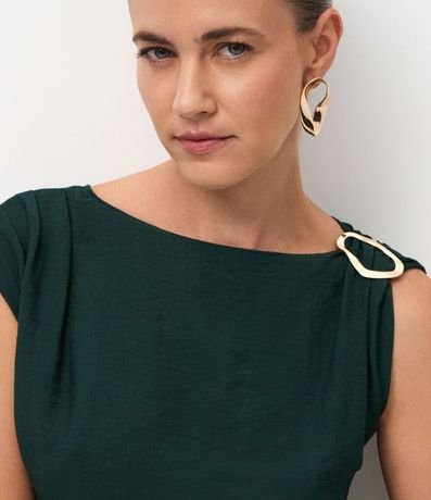 Blusa en Crepé con Adorno en el Hombro y Ruedo Asimétrico 3