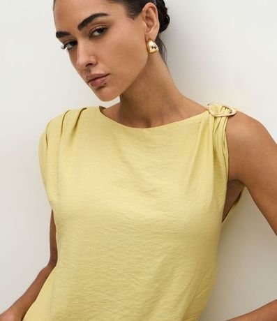 Blusa en Crepé con Adorno en el Hombro y Ruedo Asimétrico 3