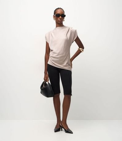 Blusa Satinada con Hombreras y Ruedo Asimétrico 2