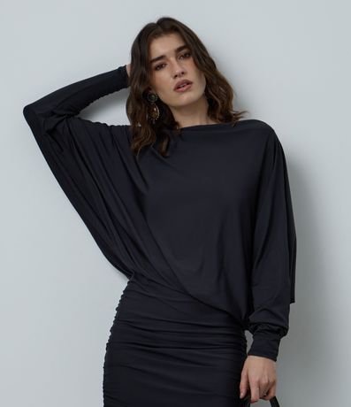 Vestido Corto en Microfibra con Manga Murciélago y Fruncido Lateral