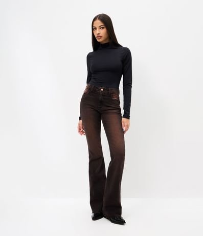 Pantalón Flare en Jeans con Lavado Sobretinta y Terminación Deshilachada