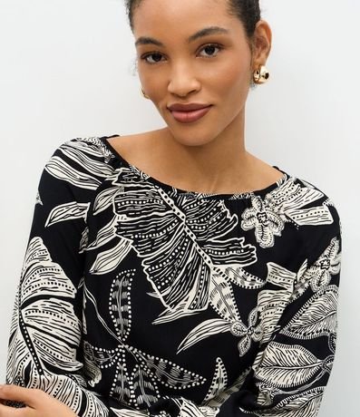 Blusa en Viscosa con Estampado de Follaje y Escote Canoa 3