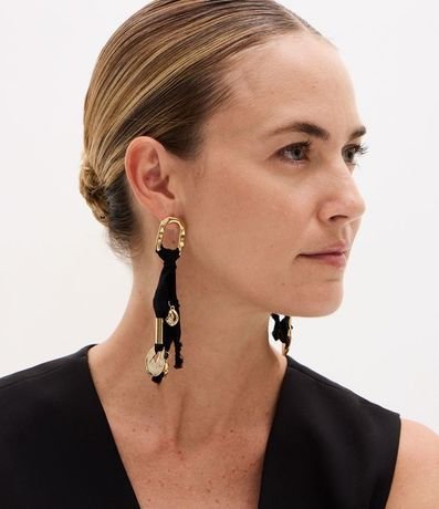 Maxi Caravana con Detalles en Metal y Formatos Geométricos 4