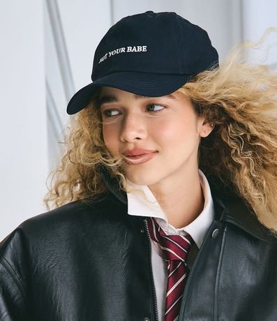 Gorra Aba Curva en Sarga con Bordado Not Your Babe