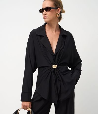 Camisa Amplia Satinada con Adorno Central