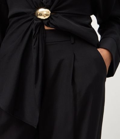 Pantalón Recto Satinado con Cintura Estructurada y Pliegues Delanteros 4