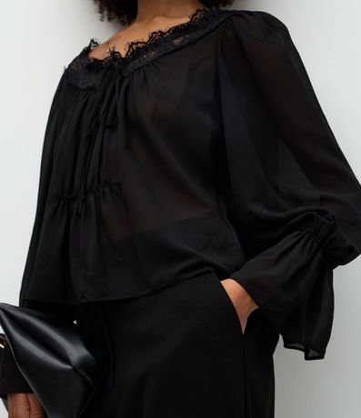 Blusa en Chiffon con Transparencia y Encaje Aplicada 4
