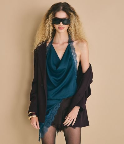 Blusa Frente Única en Satén con Escote Degagê y Encaje en el Ruedo 1