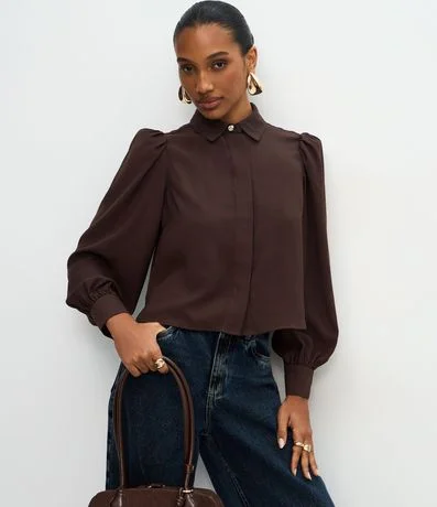 Camisa en Crepé con Botón Diferenciado y Manga Abullonada