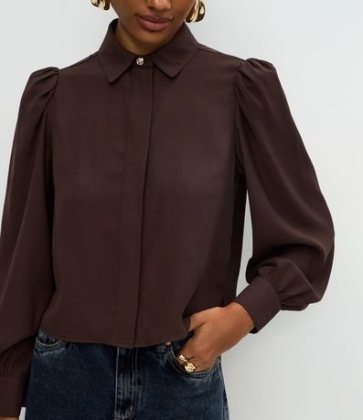 Camisa en Crepé con Botón Diferenciado y Manga Abullonada 4