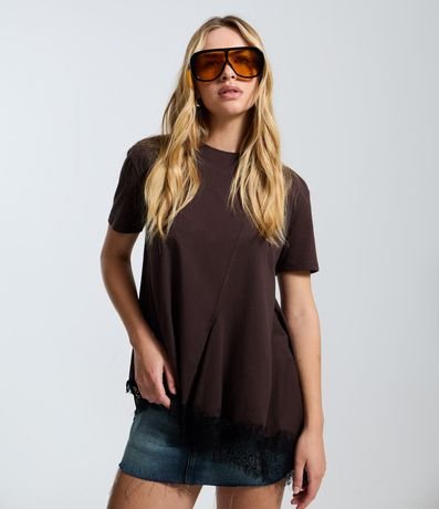 Remera con Recortes Asimétricos y Ruedo de Encaje