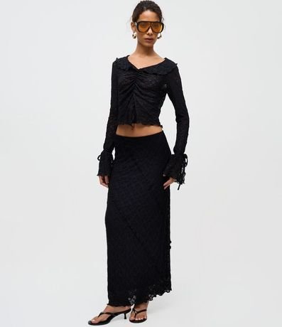Blusa en Encaje Texturizada con Volados en las Mangas y Cuello 2