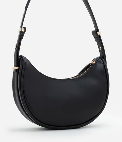 Bolso Baguette Media Luna con Detalles en Metal en la Correa 5